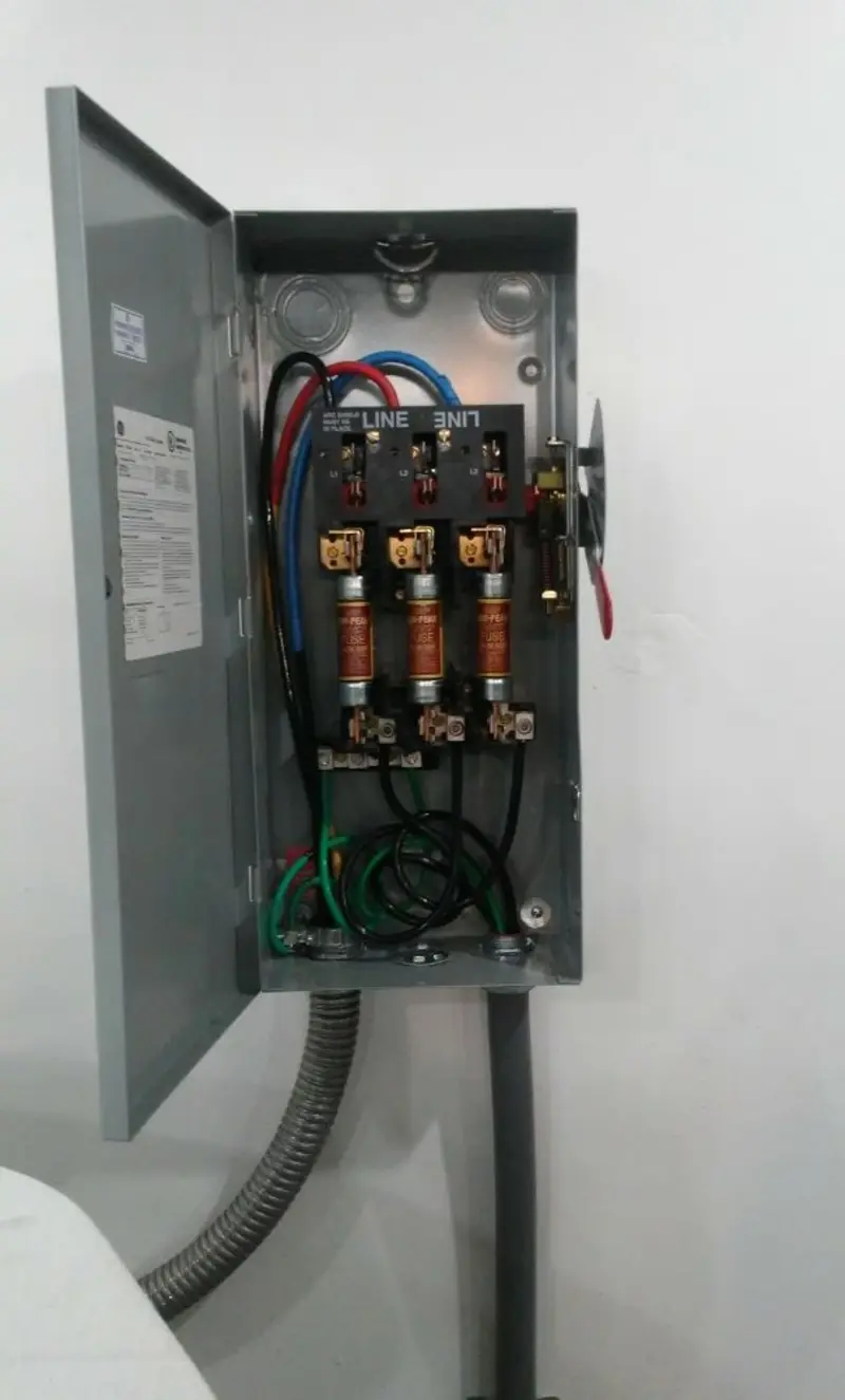 Three-phase disconnect switch installed for Smoke Detector Installation in Calipatria